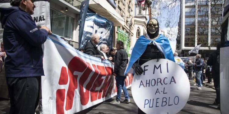 El financiamiento del FMI siempre se encuentra condicionado a la adopción de sus recetas de política económica de carácter neoliberal con terribles consecuencias sociales, económicas y políticas