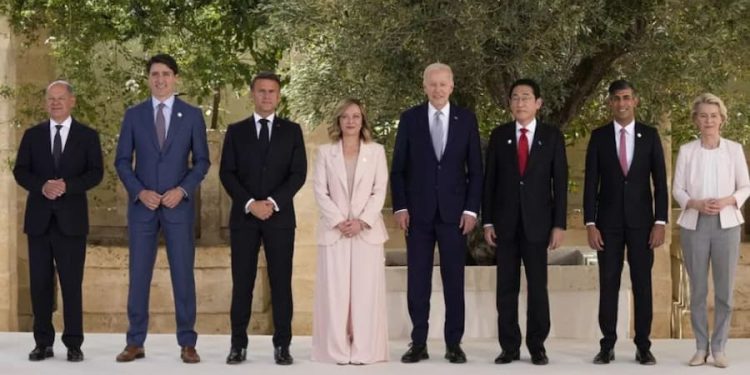 “Contra el G7, el G-Mundo”, se ha dicho. Un mundo sin explotación del trabajo, sin opresión imperialista, ni opresión a las mujeres y a la diversidad. Un mundo sin muros ni barreras, sin OTAN y sin Troika. Un mundo de paz con justicia social, que sólo se puede lograr en la lucha por el socialismo, como está sucediendo en Venezuela