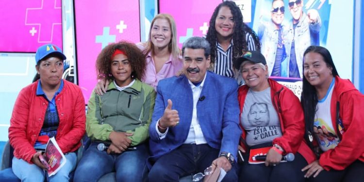 "El que quiera firmar que firme, y el que no quiera firmar por algo será; suena raro", afirmó Maduro