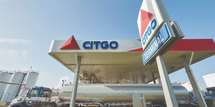 "Estados Unidos está inaugurando con el proceso de la compañía petrolera de propiedad venezolana, CITGO, una peligrosa forma de expropiación Internacional que busca invalidar sus títulos de propiedad en USA por valor de 21 mil millones de dólares para entregarlos, sin que Venezuela pueda ejercer su derecho de legítima defensa a los acreedores nacionales de la compañía. Poco o nada ayuda este zarpazo financiero al proceso electoral que actualmente ocurre en el país vecino. Obligar a que se hagan elecciones en medio de sanciones, es una manera sutil, pero efectiva de intervenir en el derecho de los electores de votar libremente sin tener una escopeta en la nuca", Ernesto Samper