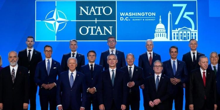 La vieja política, la vieja narrativa del enemigo necesario, amerita tener a quien confrontar para mantener boyantes las empresas de armas; de las cuales muchos funcionarios o militares del Pentágono son ejecutivos