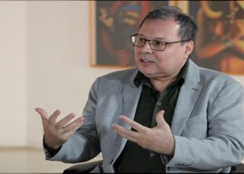 Entre los estands de la Filven, encontramos el viceministro de Fomento de la Economía Cultural, reconocido intelectual y poeta, analista de medios