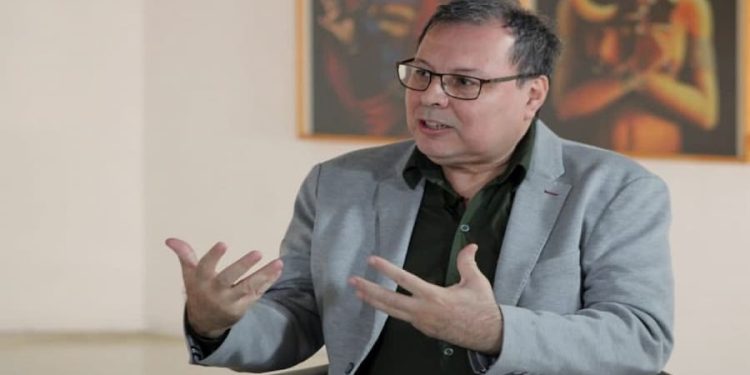 Entre los estands de la Filven, encontramos el viceministro de Fomento de la Economía Cultural, reconocido intelectual y poeta, analista de medios