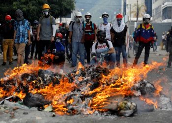 La reciente revelación de grupos paramilitares colombianos contactados por dirigentes opositores en pleno proceso de campaña electoral, da cuenta que la vía del atajo fuera de la Constitución continúa gravitando en las cabezas de un extremismo desesperado ante números que parecen evidenciar un estancamiento de sus apoyos populares