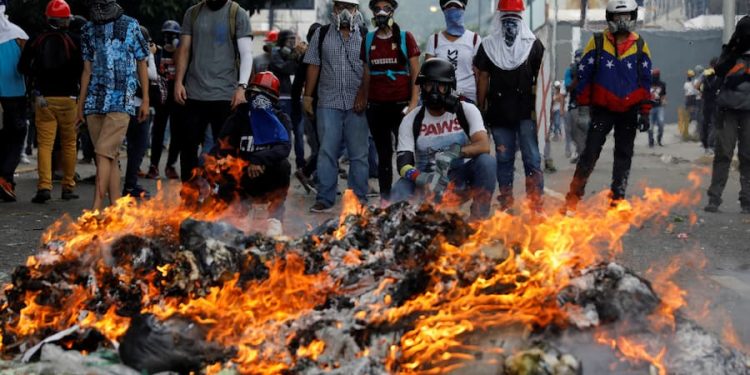 La reciente revelación de grupos paramilitares colombianos contactados por dirigentes opositores en pleno proceso de campaña electoral, da cuenta que la vía del atajo fuera de la Constitución continúa gravitando en las cabezas de un extremismo desesperado ante números que parecen evidenciar un estancamiento de sus apoyos populares