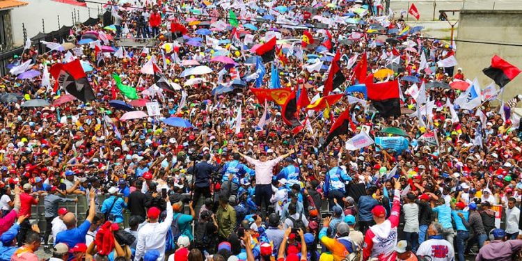 Según CMIDE 50.1, el candidato del PSUV tiene una altísima probabilidad de ganar con 53% de los votos; con una participación de 65%