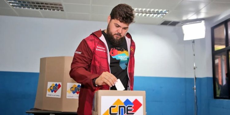 El simulacro se vivió en la escuela del barrio: hablando de literatura fantástica, de Chávez y de la victoria del 28 de julio