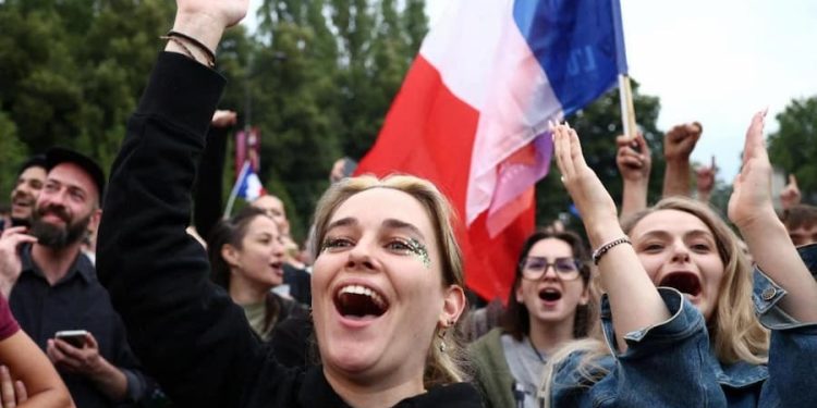 La coalición de izquierda Nuevo Frente Popular (NFP) vence, sorprendentemente, a la extrema derecha de Marine Le Pen en la segunda vuelta de las elecciones legislativas