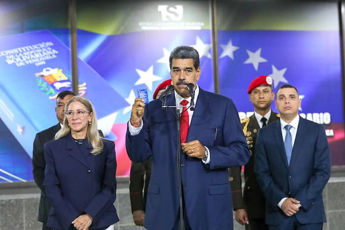 Una narrativa de fraude que marcó claramente su accionar durante la campaña electoral, para precisamente despreciar y negar toda institucionalidad vigente en Venezuela, demostrando así el uso de la elección para acumular fuerza sólo para generar una nueva revolución de colores buscando un golpe de Estado