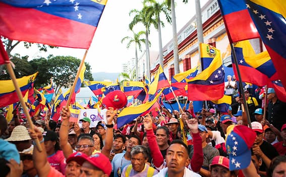 En la calle, con presencia popular