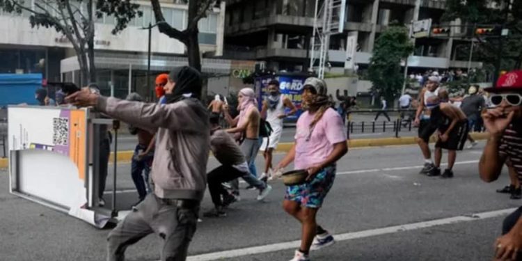 Es un sector político que para nada está comprometido con la democracia y el respeto a las instituciones republicanas, procurando fraguar una transición violenta, salvaje y dictatorial que barra al chavismo y al sistema político como un todo