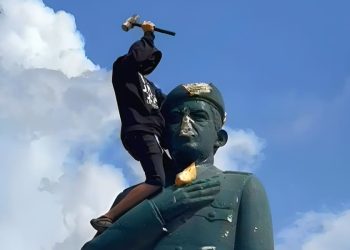 Mataron, quemaron un gallo pataruco y luego lo pintaron de pinto para colgarlo de un poste como un morboso acto simbólico de magnicidio