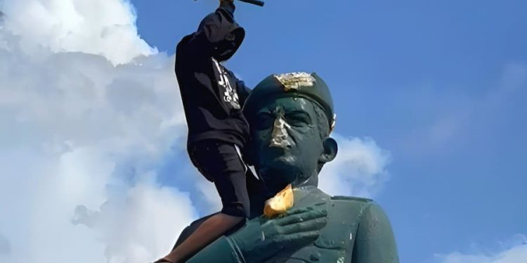 Mataron, quemaron un gallo pataruco y luego lo pintaron de pinto para colgarlo de un poste como un morboso acto simbólico de magnicidio