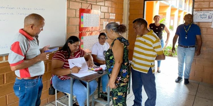“Venezuela －afirmó el presidente－ tiene su propio modelo de democracia. Un modelo que estamos construyendo. No necesitamos injerencias, ni intervenciones. Venezuela tiene un Poder Popular, una Constitución, un cuerpo de leyes y, en ese marco, ha vuelto a ejercer su derecho al voto”