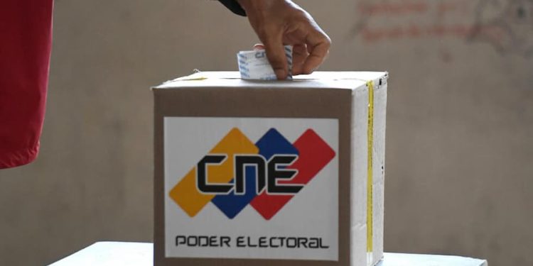 Cuatro juristas enviados a las elecciones dijeron que no tenían pruebas que contradijeran la victoria de Nicolás Maduro