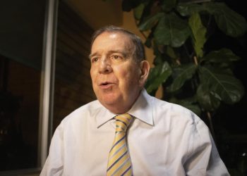 Se comprometió a mantenerse junto al pueblo de Venezuela y posteriormente, huyó a España.