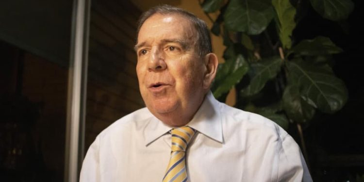 Se comprometió a mantenerse junto al pueblo de Venezuela y posteriormente, huyó a España.