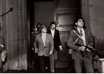 Esta amenaza fascista encarna un bípode mediático y social que hacen imponer la visión de transformación hacia un sociedad nueva, cuando en realidad nos estamos regresando a lo peor del pensamiento y la acción política de los siglos XIX y XX