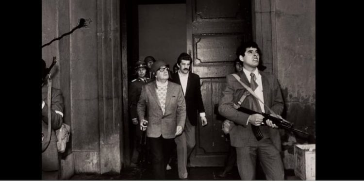 Esta amenaza fascista encarna un bípode mediático y social que hacen imponer la visión de transformación hacia un sociedad nueva, cuando en realidad nos estamos regresando a lo peor del pensamiento y la acción política de los siglos XIX y XX