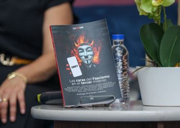 Cuanto más se globaliza el capital y no conoce fronteras, más fragmenta la producción, balcaniza territorios y cerebros y erige muros contra las interminables masas de seres humanos que huyen del hambre y la guerra. Una situación que hace urgente unir esfuerzos contra el enemigo común, superando vallas y fronteras