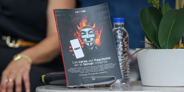 LAUICOM presente en la Filven 2024 1 Cuanto más se globaliza el capital y no conoce fronteras, más fragmenta la producción, balcaniza territorios y cerebros y erige muros contra las interminables masas de seres humanos que huyen del hambre y la guerra. Una situación que hace urgente unir esfuerzos contra el enemigo común, superando vallas y fronteras