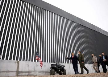 Trump ha dicho que los principales ejes de lo que denominó ‘Maganomics’ serán aranceles más agresivos sobre las importaciones de todo el mundo (especialmente de China y México), y una represión draconiana a los inmigrantes, a quienes acusó, en su grosero racismo, de `envenenar la sangre’ de EU