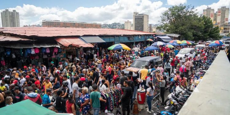La economía venezolana a pesar del asedio al que está sometida, creció 8,5% en los tres primeros trimestres de 2024; confirmando una tendencia positiva de 14 trimestres, y hoy logra producir casi el 90% de sus necesidades alimentarias