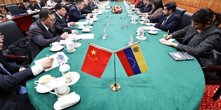 Un análisis sobre la geopolítica venezolana en el año 2025, considerando las tendencias actuales, posibles desarrollos y desafíos futuros