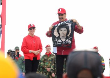 Cilia Flores, primera combatiente, y el presidente Nicolás Maduro, en la marcha en honor al 4 de febrero