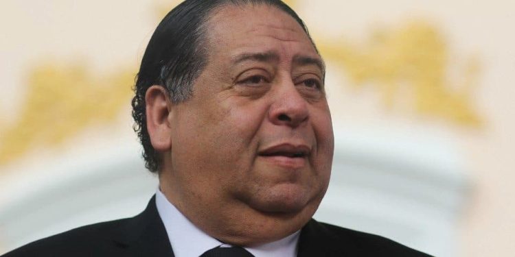 Se trata pues de sustituir en la democracia, los restos de la partidocracia y la plutocracia, profundizar en la fórmula de la democracia participativa y protagónica y entonces avanzar hacia la democracia popular y directa