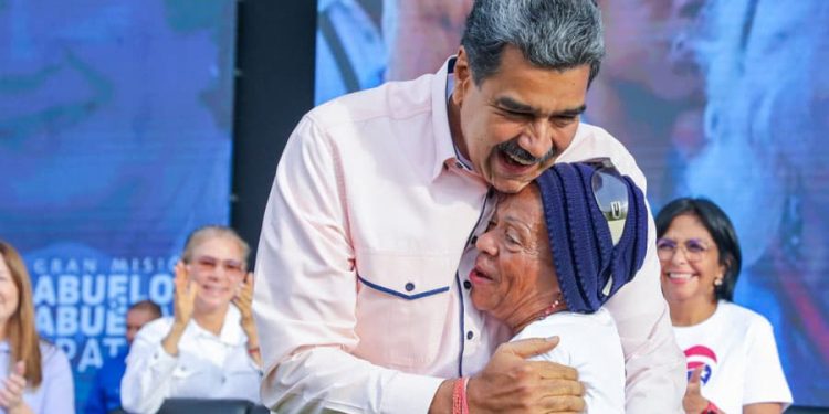 Maduro: Las mujeres fueron la columna vertebral de la resistencia