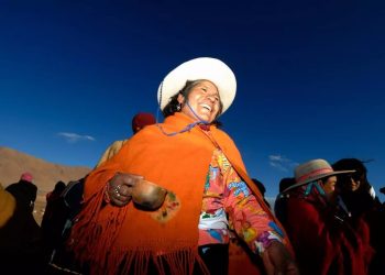 El sentipensamiento civilizatorio y el ser comunitario andinos ofrecen un universo utópico horizóntico profundo y diverso que desafía la comunicación instrumental, las narrativas y los modos de "vida" occidentales