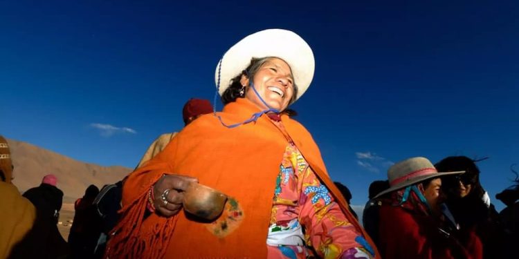 El sentipensamiento civilizatorio y el ser comunitario andinos ofrecen un universo utópico horizóntico profundo y diverso que desafía la comunicación instrumental, las narrativas y los modos de "vida" occidentales