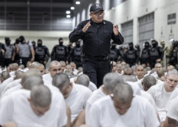 Trump y su administración quieren hacer creer que están expulsando a delincuentes. Es una operación mediática, demagógica, criminal, hipócrita, pero que juega con la vida y los derechos humanos de personas, de venezolanos que solamente, repito, fueron a buscar el “sueño americano” a ese país