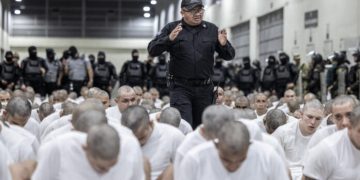 Trump y su administración quieren hacer creer que están expulsando a delincuentes. Es una operación mediática, demagógica, criminal, hipócrita, pero que juega con la vida y los derechos humanos de personas, de venezolanos que solamente, repito, fueron a buscar el “sueño americano” a ese país