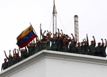 A mediados del año 2001 Chávez aprobó 49 decretos que no fueron del agrado de Washington, entre éstos la Ley Orgánica de Hidrocarburos con la que se incrementaba al 30% la tributación de las transnacionales en las actividades de extracción petrolífera, y fijaba en el 51% la participación mínima del Estado en sociedades mixtas