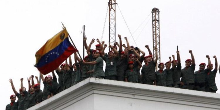 A mediados del año 2001 Chávez aprobó 49 decretos que no fueron del agrado de Washington, entre éstos la Ley Orgánica de Hidrocarburos con la que se incrementaba al 30% la tributación de las transnacionales en las actividades de extracción petrolífera, y fijaba en el 51% la participación mínima del Estado en sociedades mixtas