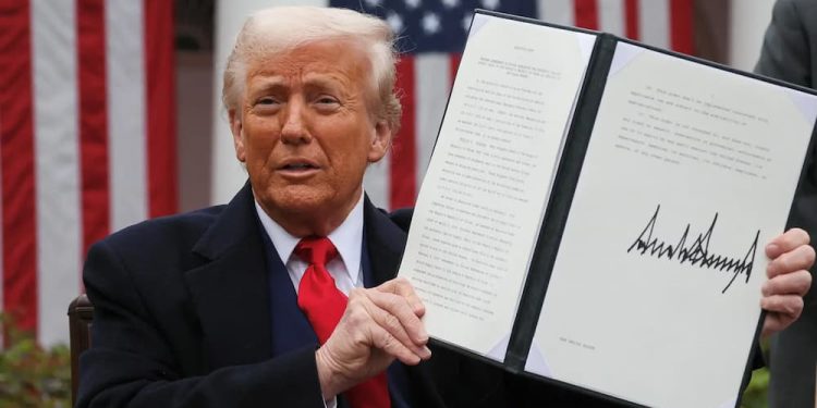 Se han venido sucediendo una serie de enfrentamientos , acusaciones, descalificaciones. Trump no la tiene tan fácil. Las individualidades, las instituciones, los países, se cansan de su malcriadez y empiezan a tomar medidas, a reagruparse