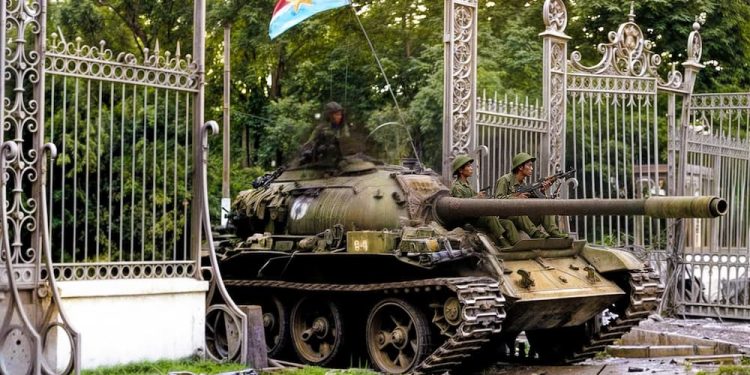 Después de casi 50 años de liberación del Sur, reunificación nacional y casi 40 años de llevar a cabo la renovación, industrialización, modernización e integración internacional, todo el Partido, todo el pueblo y todo el ejército han alcanzado muchos logros importantes y han creado muchas huellas sobresalientes
