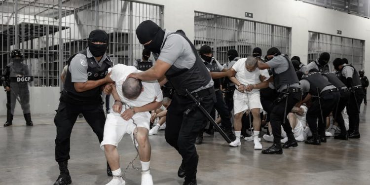 Todas las bravatas de Trump, incluso con insultos contra quienes buscan la manera de desescalar la imposición de barreras arancelarias, están culminando en una grotesca reducción a la realidad de un mundo donde la "pax americana" ya no existe