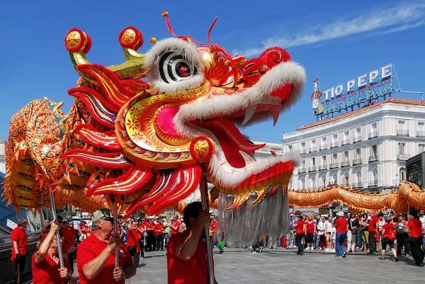 La carta china 2 *** En el llamado Viejo Mundo, que hoy empieza a sufrir y darse cuenta que fueron víctimas de un perverso juego elucubrado en Washington, crecen las voces pidiendo mayor autonomía de sus líderes y las que denuncian las manipulaciones de la Casa Blanca