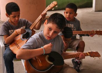El cuatro venezolano toma protagonismo en Caracas con exposición artística y musical 1 El cuatro venezolano toma protagonismo en Caracas con exposición artística y musical