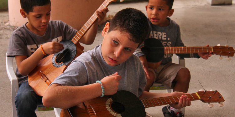 El cuatro venezolano toma protagonismo en Caracas con exposición artística y musical