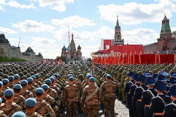 La “tiranía disfrazada” de la democracia burguesa 2 Este 9 de mayo, en Rusia ha permanecido un pilar de la identidad nacional. Una conmemoración no ritual, particularmente sentida en este nuevo año de guerra contra el avance de los nuevos fascismos al soldo de la OTAN y de la UE en las fronteras