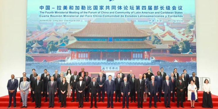 Ambas partes hemos sido bien firmes en salvaguardar el sistema internacional centrado en la ONU, defender el multilateralismo basado en la coordinación y la cooperación, rechazar categóricamente la interferencia en los asuntos internos de otros países, y oponernos al hegemonismo y la política de la fuerza