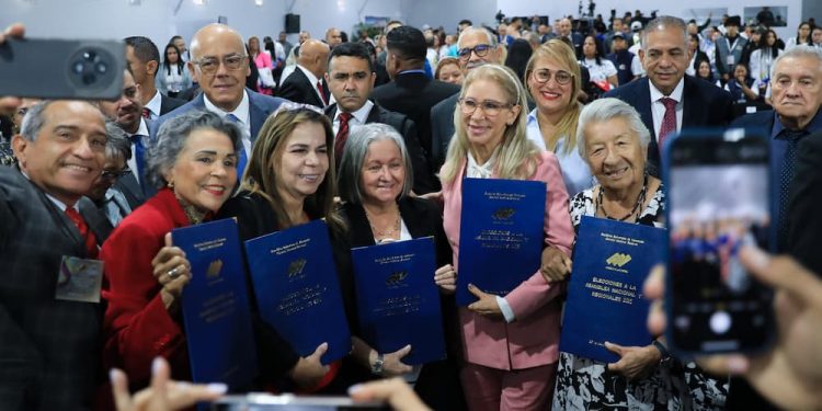 El pueblo venezolano está celebrando los resultados del 25 de mayo, no como una simple victoria electoral; sino por su significado histórico, basado en las ideas de Bolívar y Chávez en cuanto a la independencia y la soberanía nacional
