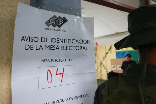 Elecciones 25M: Chavismo triunfa y la derecha echa chispas 2 El presidente Maduro anunció que los primeros 10 circuitos comunales que hayan totalizado el mayor número de votos recibirán una financiación directa por parte del plan: Juntos Todo es Posible