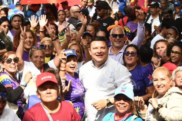 Pueblo venezolano se movilizó para celebrar el Día Internacional de la Familia y el retorno de la niña Maikelys Espinoza 6 IMG 20250515 154156 393 768x512 1