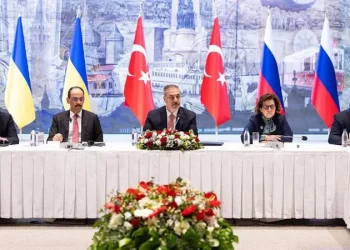 En el caso del conflicto en Ucrania, la máscara es la de “garantizar la paz”, como un zorro garantiza la seguridad de las gallinas