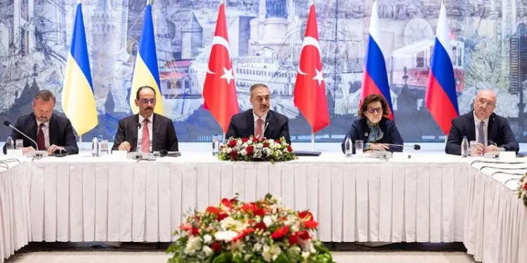 En el caso del conflicto en Ucrania, la máscara es la de “garantizar la paz”, como un zorro garantiza la seguridad de las gallinas